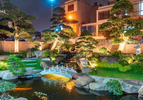 Khám phá vẻ đẹp lung linh của cảnh quan sân vườn biệt thự ban đêm tại Hà Nội với hệ thống chiếu sáng nghệ thuật, hồ nước, bonsai và tiểu cảnh đẳng cấp do Bosshome Landscape thực hiện.